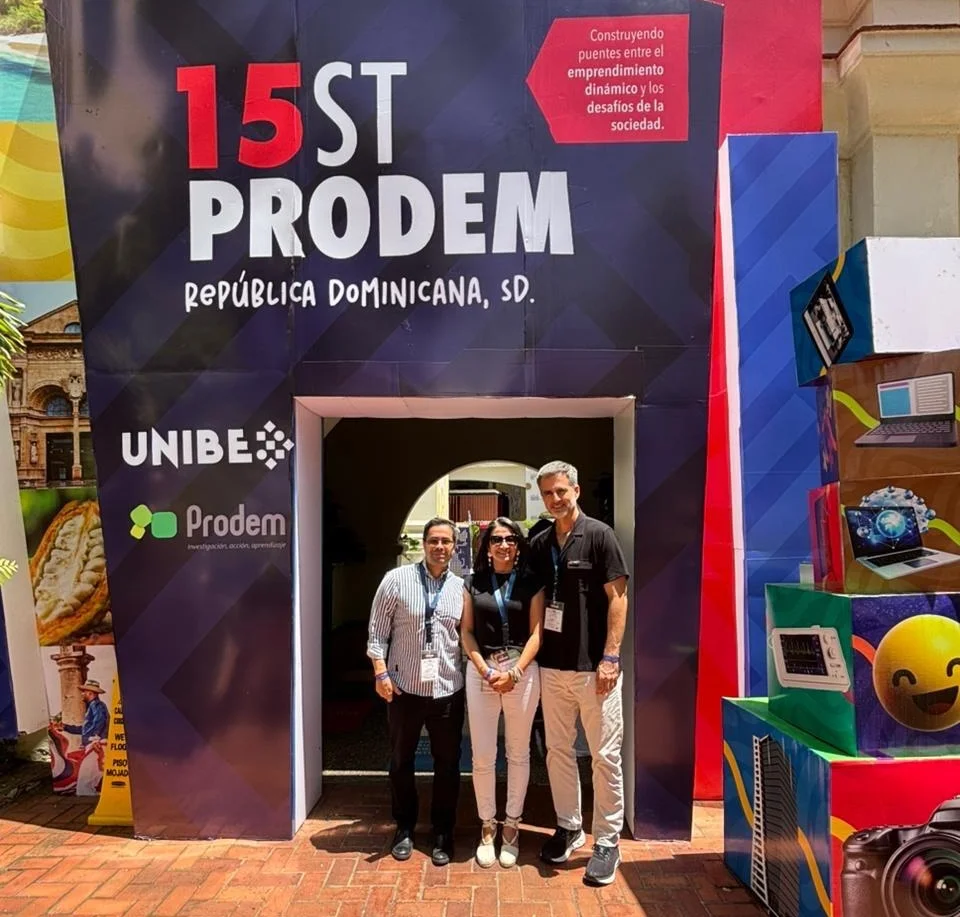 Julian Martínez junto a otros participantes frente al backdrop del 15ST PRODEM en Santo Domingo, República Dominicana