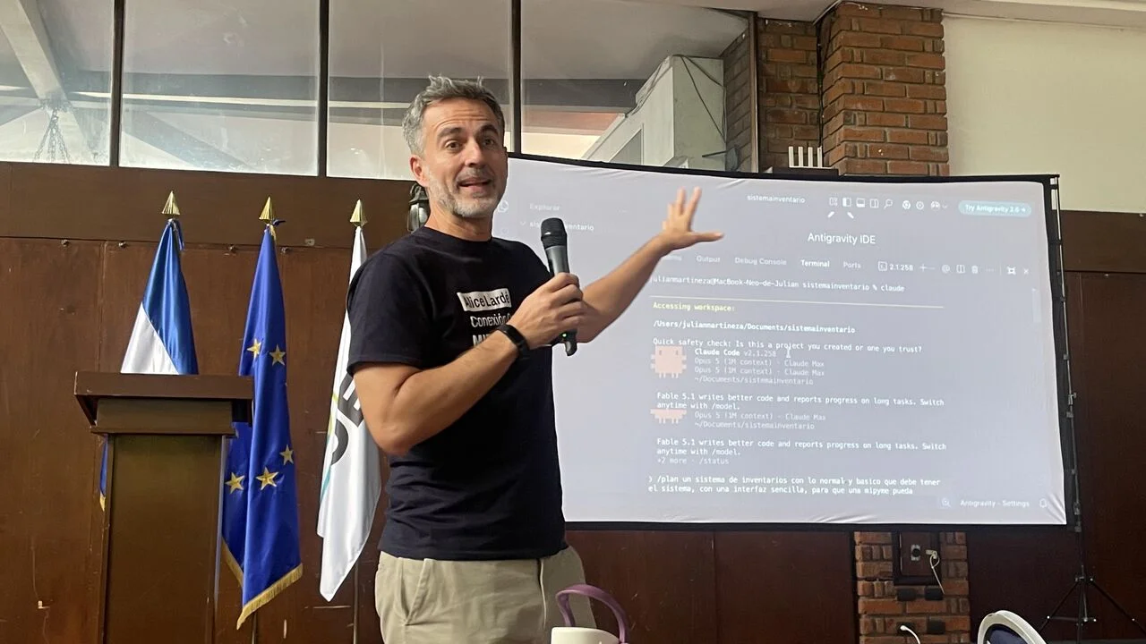 Julián Martínez muestra en pantalla la construcción de un sistema de inventario para una mipyme usando un entorno de desarrollo asistido por inteligencia artificial